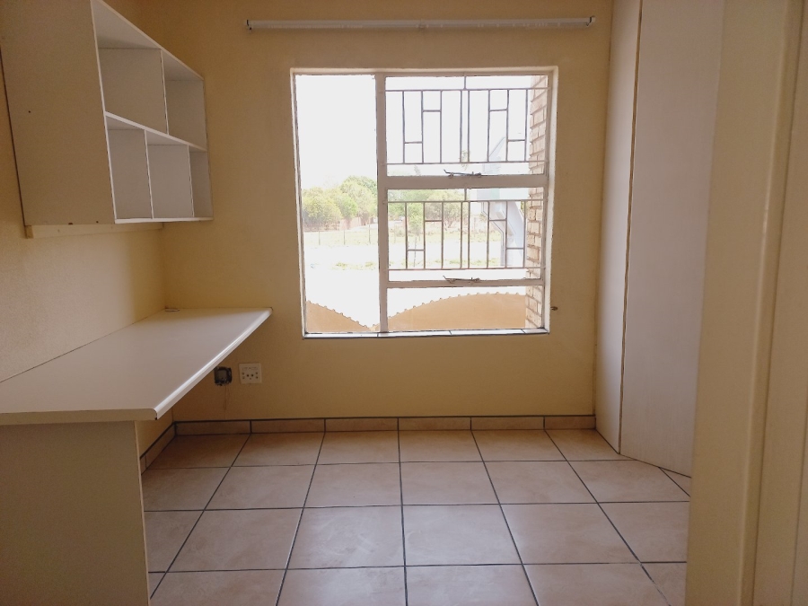 To Let 1 Bedroom Property for Rent in Kannoniers Park North West